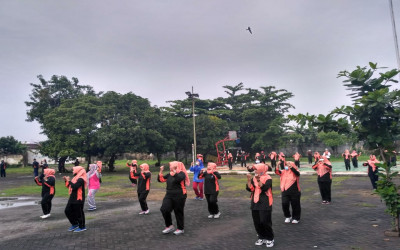 Tingkatkan Imun Tubuh di Masa Pandemi, Warga SMAN 3 Sidoarjo Lakukan Senam Pagi