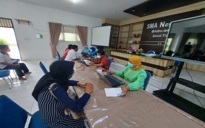 Guru dan Pegawai SMAN 3 Sidoarjo Laksanakan Vaksinasi Covid-19