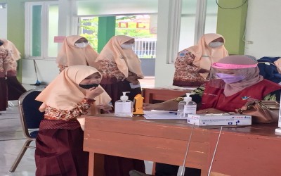SCREENING KESEHATAN SISWA SMAN 3 SIDOARJO GANDENG PUSKESMAS SEKARDANGAN